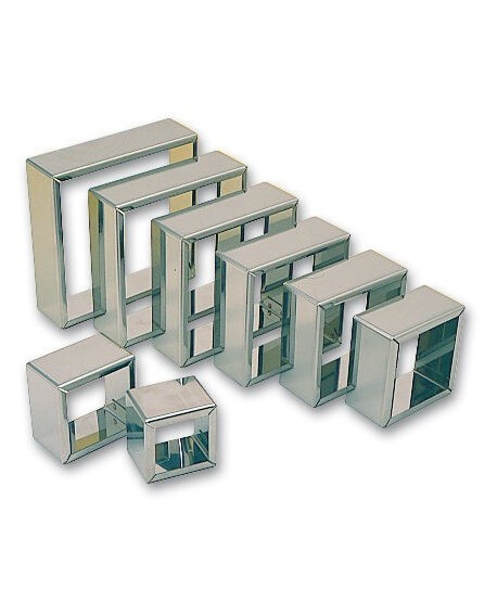 jeu de 8 découpoirs carrés unis inox de 4 à 11 cm