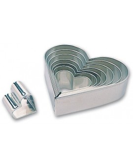 boîte de 8 découpoirs fer blanc coeurs de 4 à 14 cm