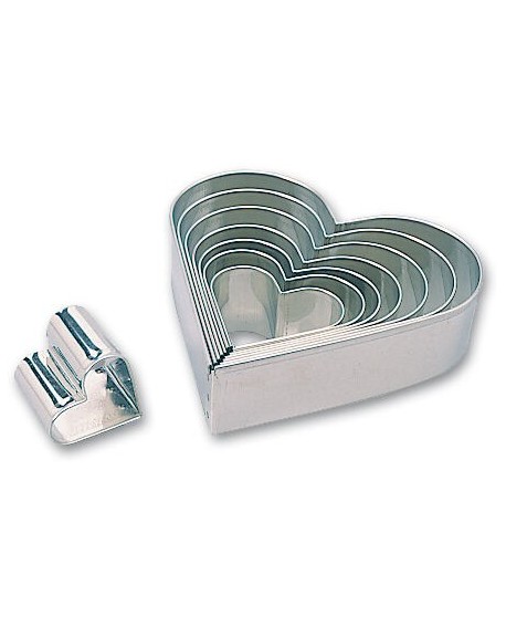 boîte de 8 découpoirs fer blanc coeurs de 4 à 14 cm